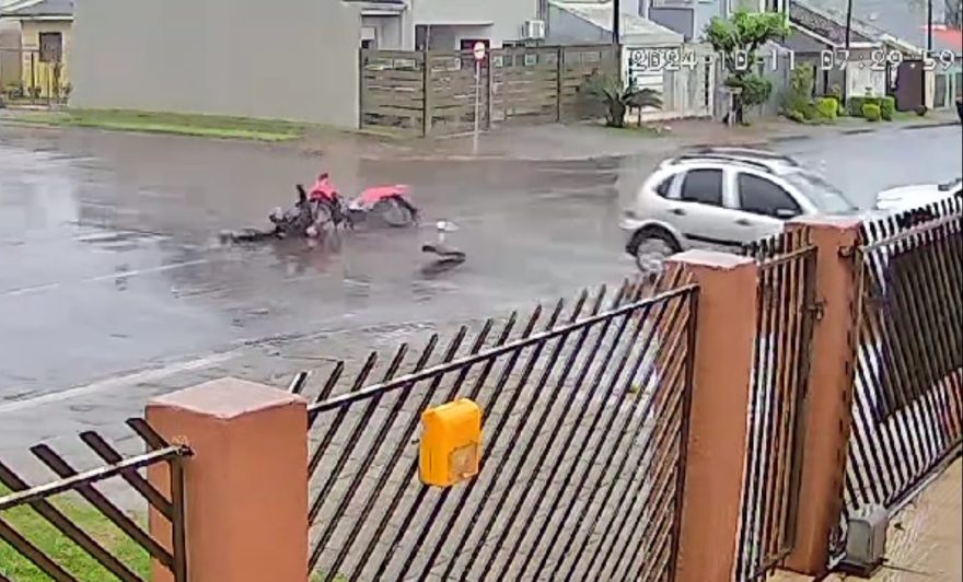 Imagem mostra Citroën C3 furando Preferencial e batendo contra motociclista no Bairro Neva