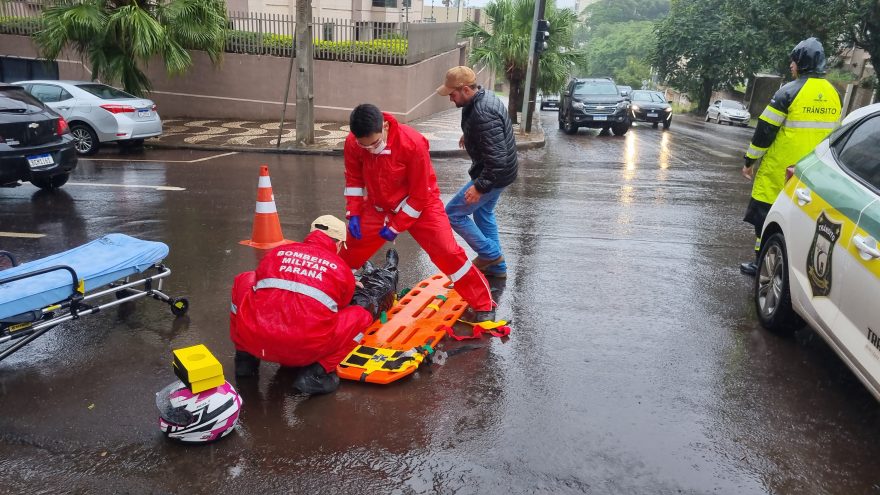 Motociclista cai e fica ferida na Rua Vicente Machado