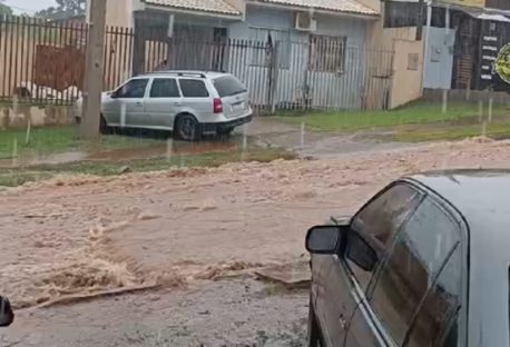 Imagem referente a Chuvas intensas transformam Rua Sócrates em campo minado de buracos