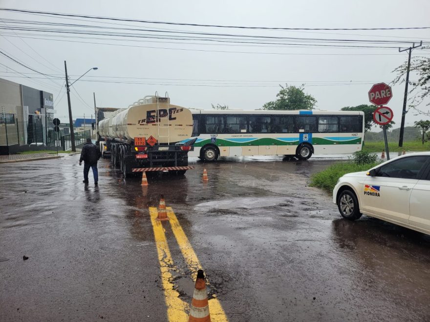Duas pessoas ficam feridas após colisão de caminhão contra ônibus