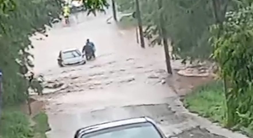 Rio transborda e carro fica preso em meio à enxurrada na Rua Salgado Filho