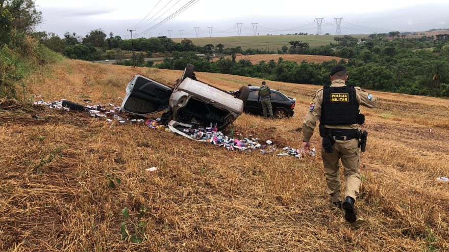 Celta carregado com cigarros eletrônicos capota na BR-163 em Cascavel
