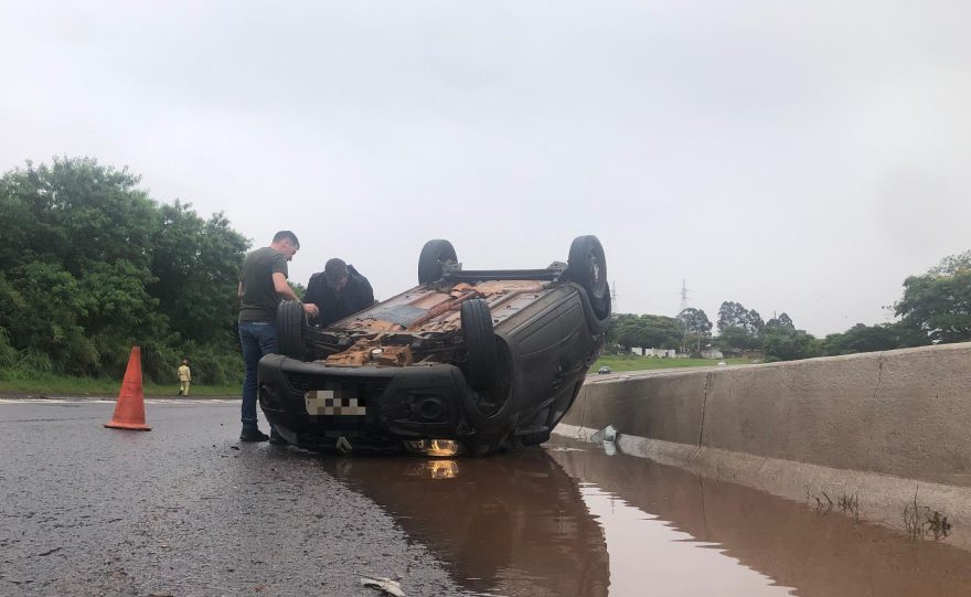 Kwid capota após aquaplanagem na PRc-467 em Cascavel