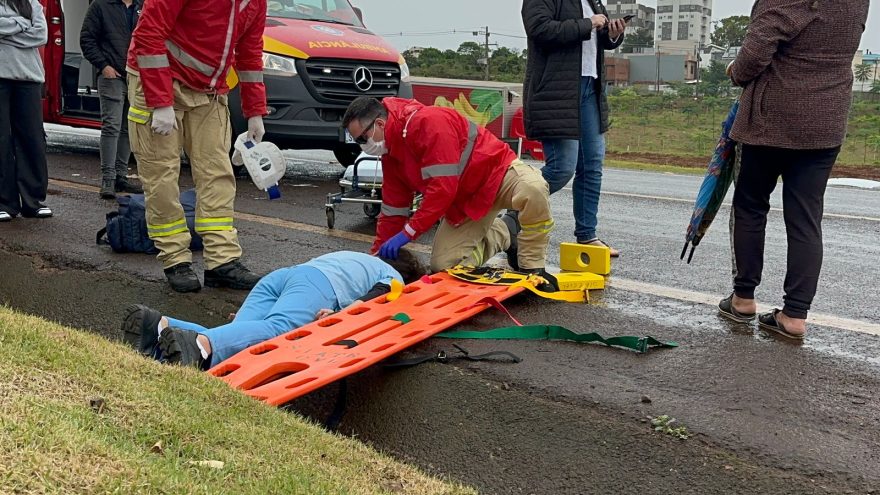 Adolescente é socorrida pelo Siate após cair na rua