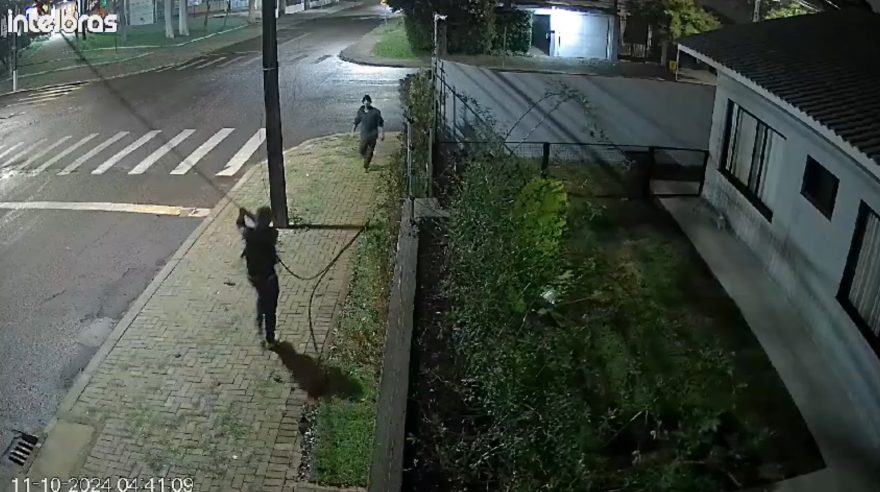 Câmera flagra furto de fios na rua Hercílio Luz