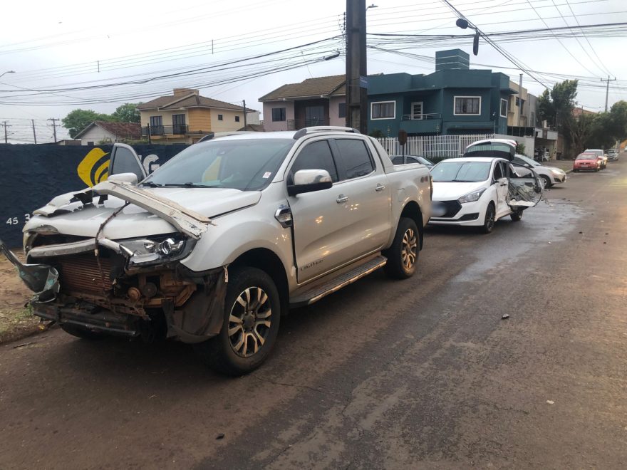 Acidente brutal deixa HB20 com porta quase arrancada e Ranger danificada