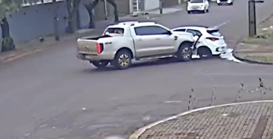 Imagens mostram HB20 sendo arrastado em acidente com Ranger