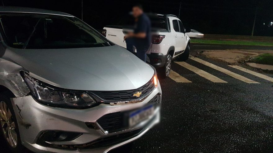 Cruze e Fiat Strada se envolvem em acidente na marginal da BR-277 em Cascavel