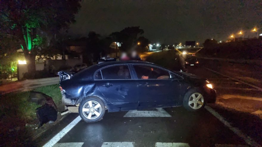 Honda Civic colide contra Guard Rail na PRc-467