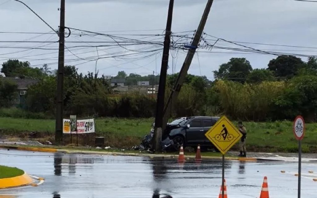 Colisão contra poste interrompe fornecimento de energia em bairro de Marechal Cândido Rondon