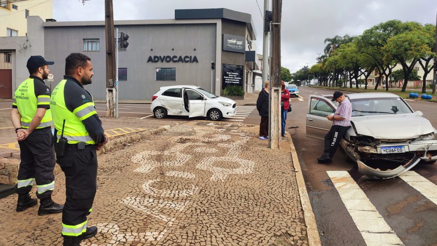 Vectra e Ka se envolvem em colisão em cruzamento com semáforo