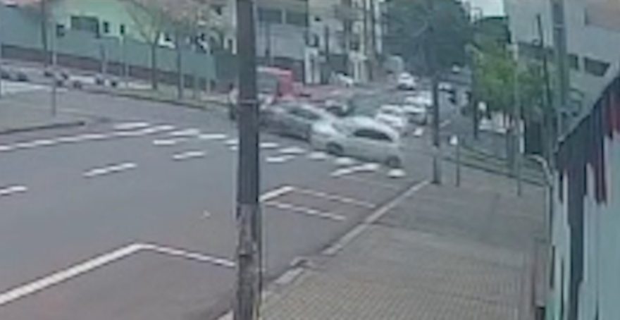 Câmera flagra veículo furando sinal e provocando acidente no Centro