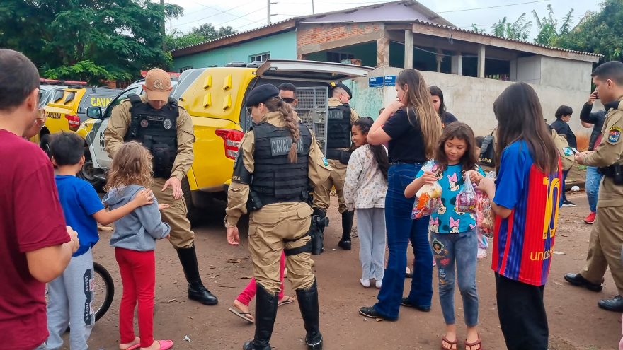 Polícia faz a alegria da criançada nesse Dia das Crianças