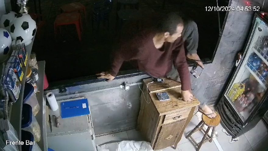 Ladrão arromba estabelecimento e furta cigarros e bebidas