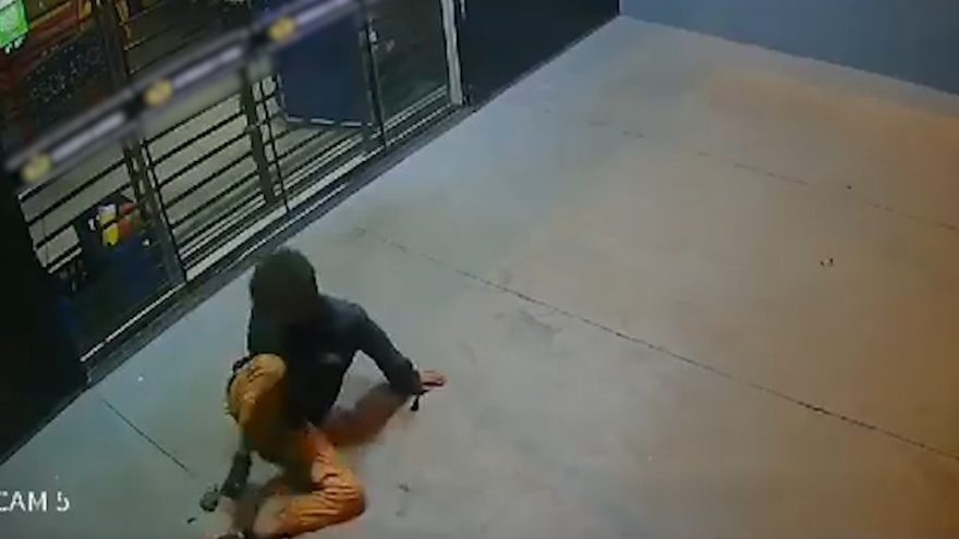 Homem defeca no chão e espalha fezes no vidro e em muro de distribuidora