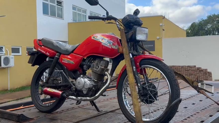 Motociclista empina na frente da PM e tem ‘moto de estouro’ apreendida