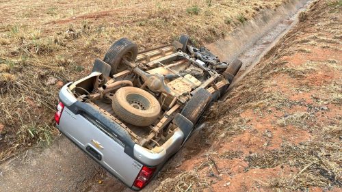 Imagem referente a Capotamento na BR-163: Condutor sai ileso e passageiro é hospitalizado