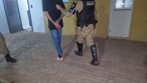 Imagem referente a Mesmo com tornozeleira, rapaz faz delivery de cocaína e é preso pela PM