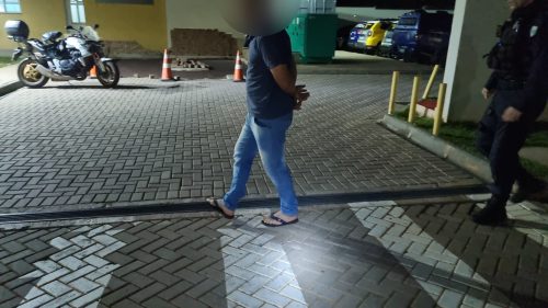 Homem é detido com faca e foice após queimar perna de companheira na churrasqueira Imagem referente a Homem é detido com faca e foice após queimar perna de companheira na churrasqueira
