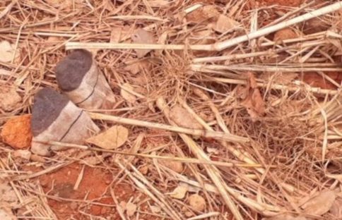 Imagem referente a Com a ponta dos pés aparecendo, homem é encontrado em cova rasa