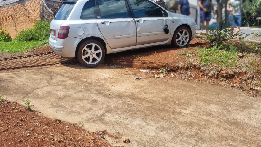 Carro desgovernado derruba portão de residência na Vila Tolentino