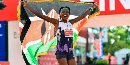 Imagem referente a Chepngetich quebra recorde mundial feminino da maratona de Chicago