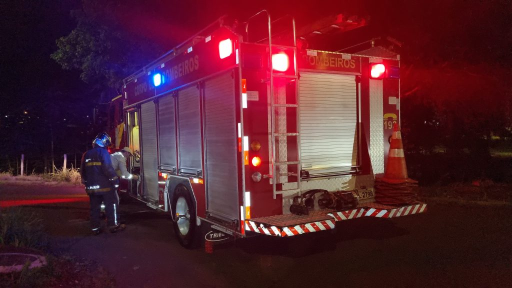 Corpo de Bombeiros combate foco de incêndio no Pioneiros Catarinenses