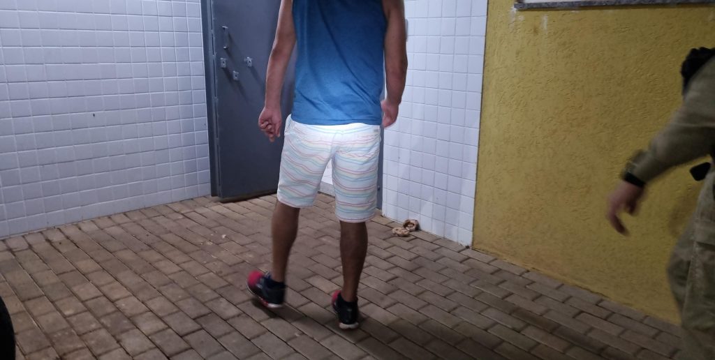 Homem bate na mãe e ‘toma couro’ dos irmãos no bairro Santa Cruz