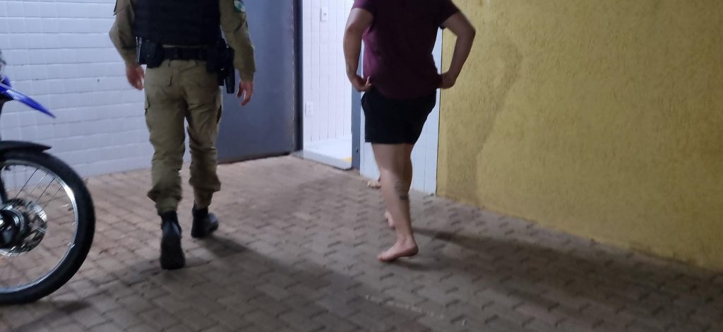 Mulher ameaça tia com facão e danifica viatura policial