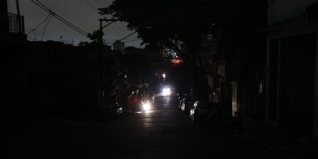 2.200 mil unidades consumidoras sem luz: Saiba o que provocou a falta de energia na Região Norte