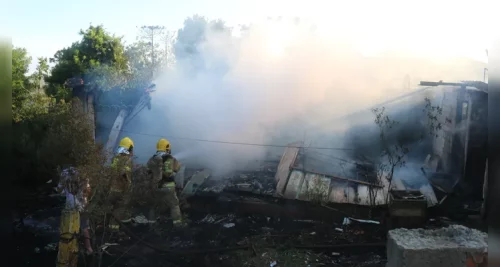 Imagem referente a Jovem de 18 anos perde tudo após ter casa consumida em incêndio