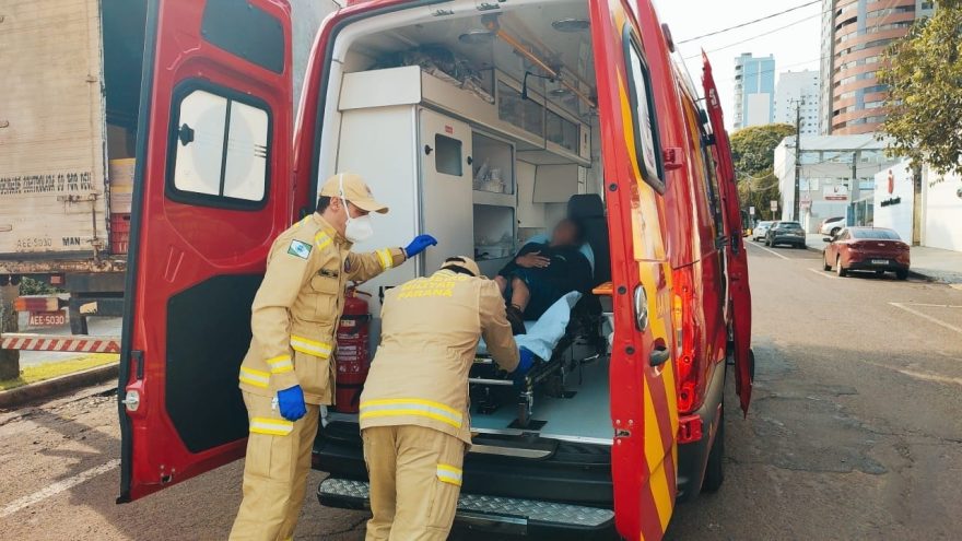 Bombeiros atendem vítima de acidente na Rua Antonina