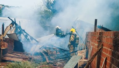 Imagem referente a Casa de madeira é destruída por incêndio em Cascavel