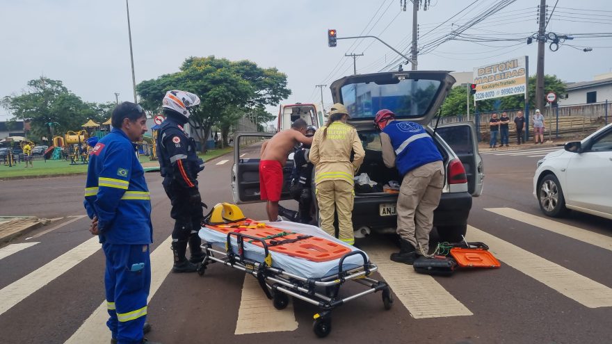 Colisão traseira entre carros na Av. Tancredo Neves, deixa homem ferido