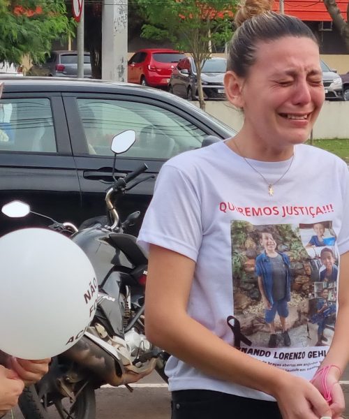 Imagem referente a Quatro meses sem Nando: família realiza protesto em frente ao Fórum