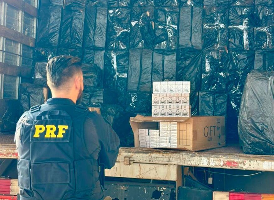 Carga de 304 mil maços de cigarros contrabandeados é apreendida pela PRF em Cascavel