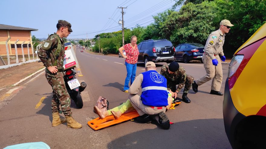 Mulher é atropelada por moto na Rua da Lapa, em Cascavel