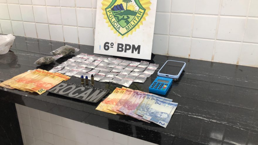 Jovem de 22 anos que estaria fazendo “delivery de drogas” é detida