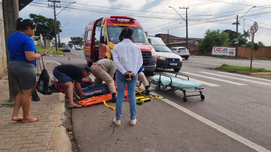 Acidente entre moto e Uno deixa motociclista ferido no Pacaembu