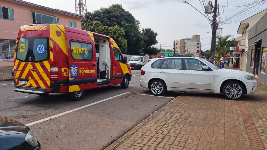 Batida entre BMW e moto deixa motociclista ferida na Rua Jacarezinho