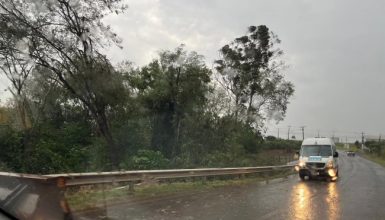 Imagem referente a Caos em Santa Helena: tempestade derruba postes, interrompe trânsito e deixa distritos sem luz