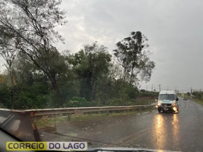 Imagem referente a Caos em Santa Helena: tempestade derruba postes, interrompe trânsito e deixa distritos sem luz