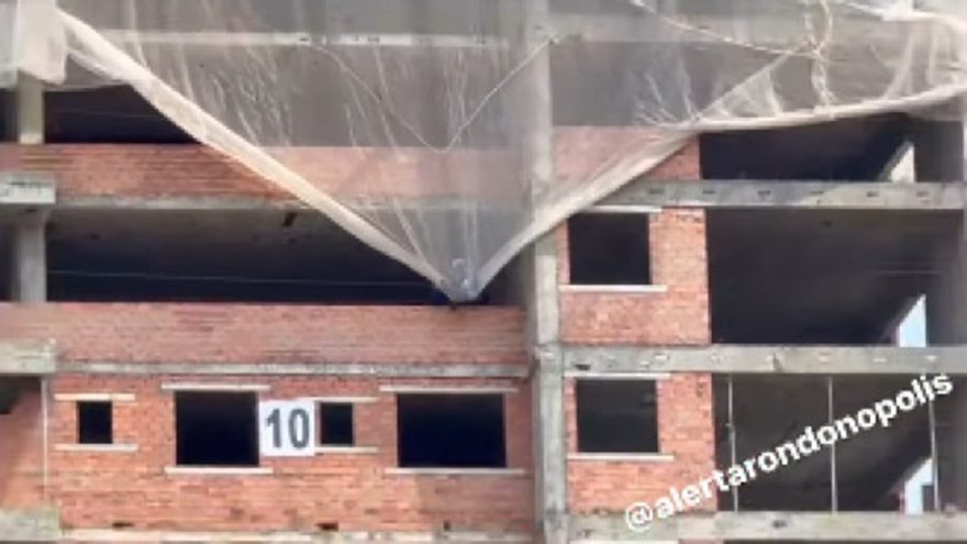 Homem escapa de tragédia ao ficar pendurado em tela após queda do 11º andar