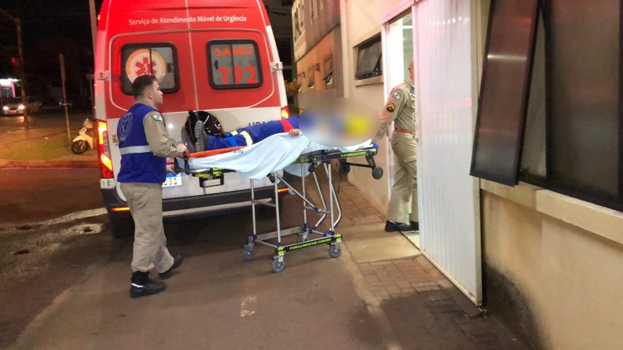 Mulher sofre queda de aproximadamente 6 metros de altura e fica ferida