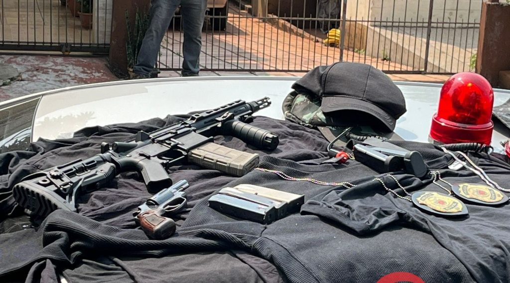Polícia Civil detém duas pessoas com arsenal de armas após investigação em Foz do Iguaçu