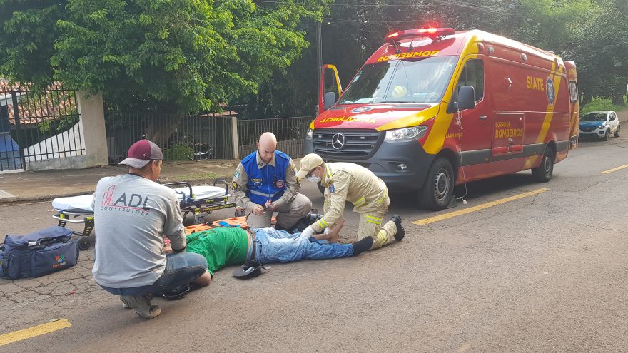 Ciclista quebra a perna ao sofrer queda na Rua Fortaleza