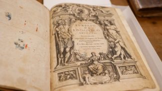 Acervo de obras raras da Biblioteca Pública do Paraná possui livro de 1584