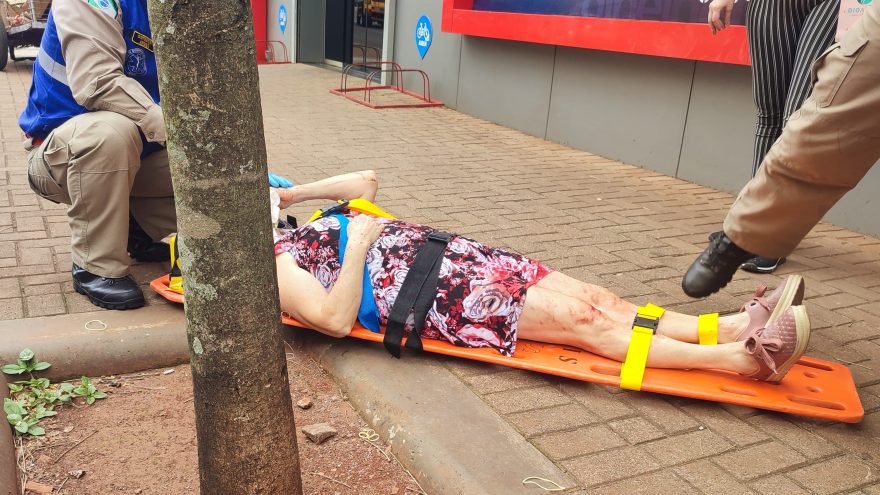 Idosa tropeça em buraco, cai e fica ferida na Rua Paraná