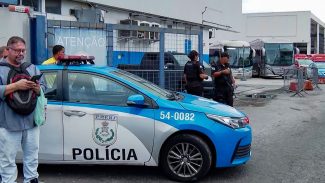 Criminosos sequestram 9 ônibus para fechar rua durante operação no Rio