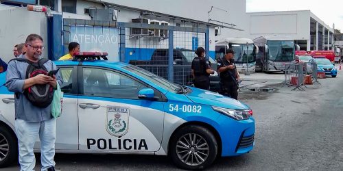 Imagem referente a Criminosos sequestram 9 ônibus para fechar rua durante operação no Rio